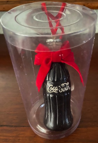 45235-1 € 10,00 coca ocla ornament in vorm van flesje.jpeg